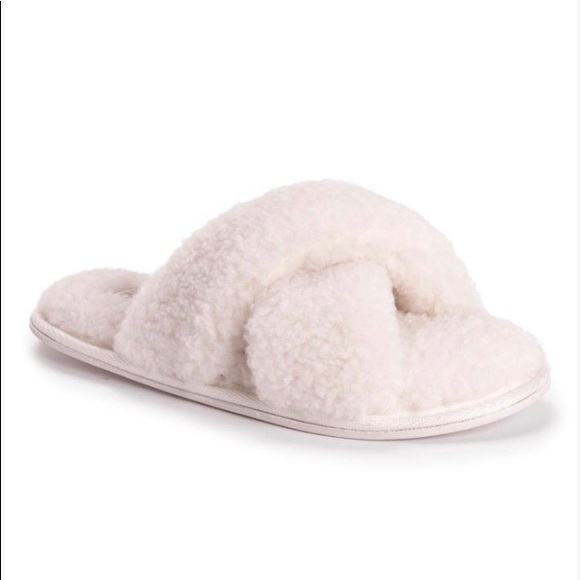 ⬇️🎉 SALE! BNWTIP Muk Luks Cream Slippers SIZES M & L only sizes left! - Picture 3 of 6